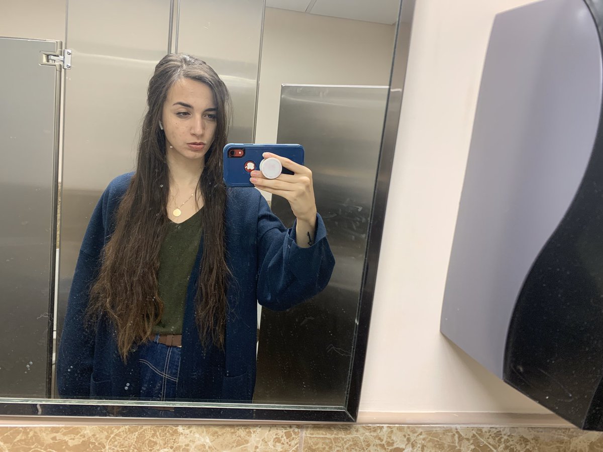 Mariahsquideri's tweet photo. Somehow I’m still at work https://t.co/uLZ8OKvSdn