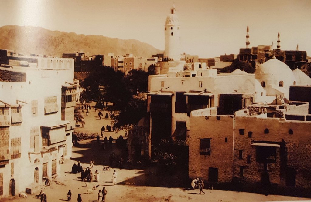 #المدينه_المنوره
أعظم ما قيل في الإشتياق:

أذن بلال في المدينة بعد وفاة النبي عليه الصلاة والسلام وعندما وصل إلى "أشهد أن محمد رسول الله" بكى، فضجت المدينة كلها بالبكاء.