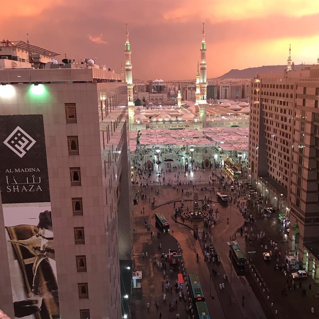 فلو أنّني خُيّرتُ ما اخترتُ غيرها
لها الحبُّ والأشواقُ والشعرُ والعمرُ

اللهم اجعل مسكني ومقبضي ومدفني بِها . 

#المدينة_المنورة