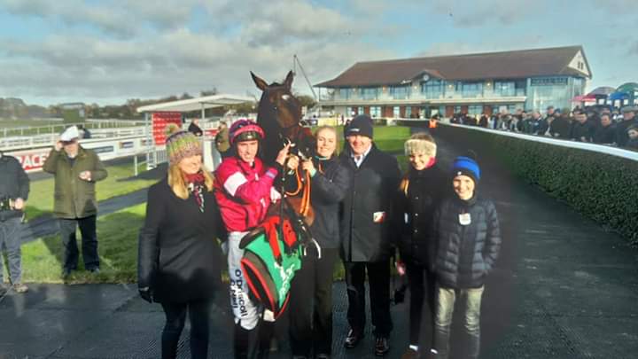 JoeSeward1's tweet photo. The Brilliant Mare #ApplesJade lit up so many Tracks here in Ireland ๐ฎ๐ช and the UK ๐ฌ๐ง . But for me my memories of her are the day she blitzed them as a 4YO @AintreeRaces but mainly as the Queen of @Fairyhouse @BarOneRacing Hattons Grace Day
#CheltenhamFestival
#ApplesJade https://t.co/qqqjZLTLgt