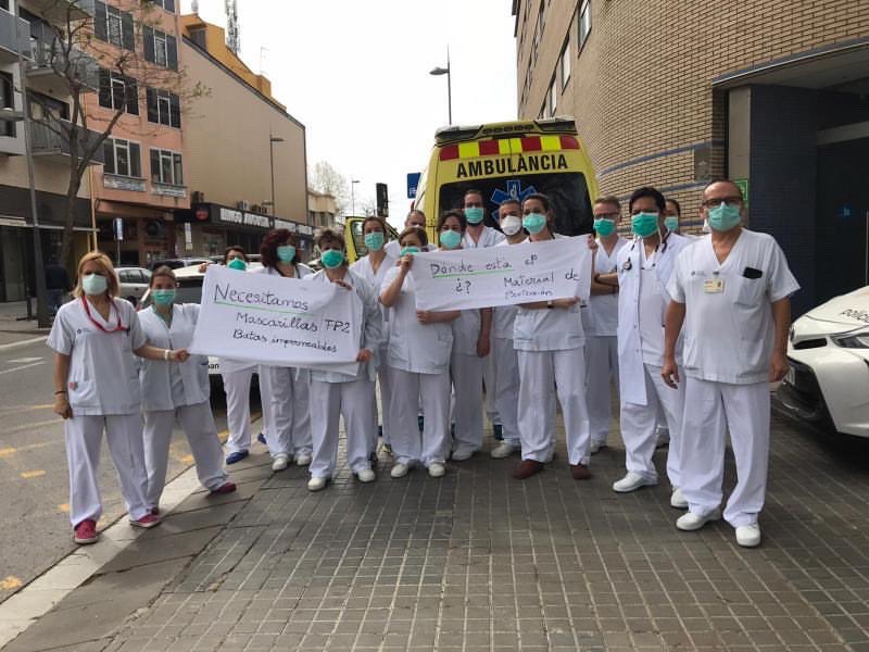 Totbadalona's tweet photo. 🦠🔴Els professionals reclamen mascaretes FP2 i bates per protegir el personal de l’Hospital Municipal de #Badalona. Fotos: Silvia Quesada https://t.co/rLAIfeWtdQ