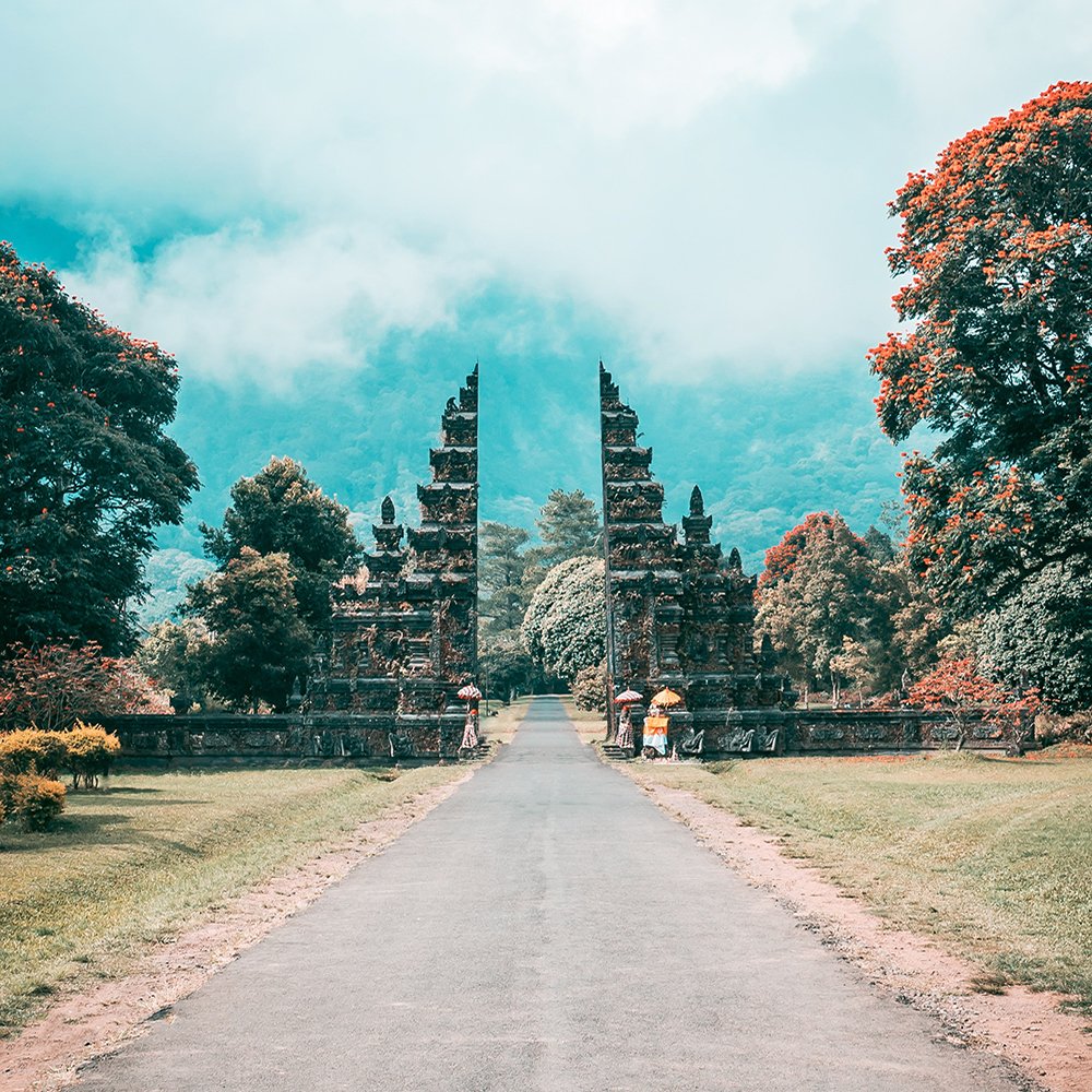 Explore world famous landmarks in lightweight shoes that make you want to travel more 🧭 #heydudeshoes #travellifestyle #officeoftheday #seekmoments #explore #discovermore