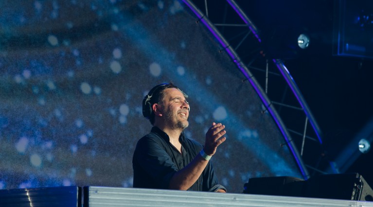 ✌️@laurentgarnier partage gratuitement 7 heures de mix spécial confinement ✌️Et il a dit : "JOUEZ-LE À FOND !"  #OnResteOuvert ow.ly/tgVY50yOMcv