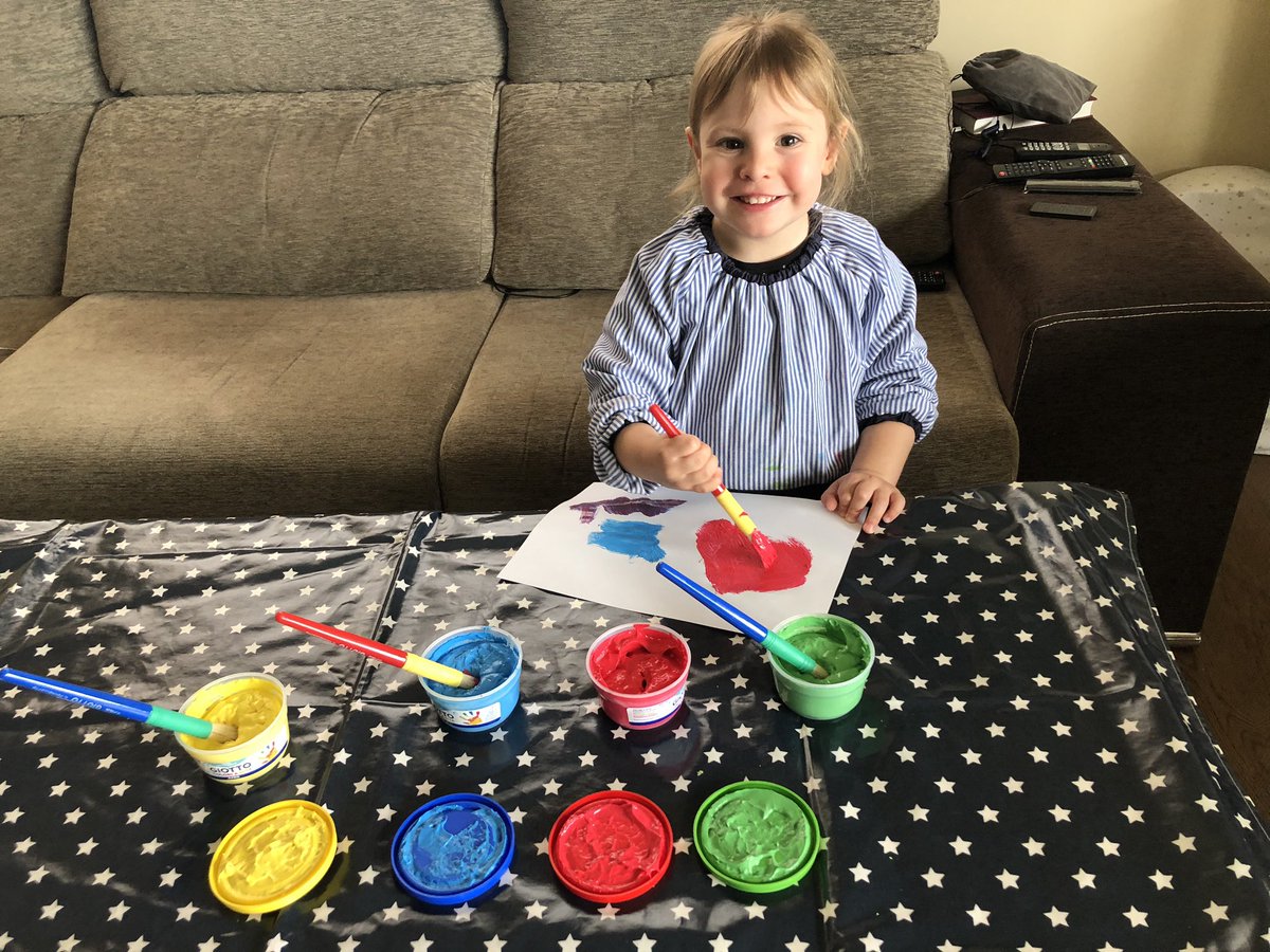 Alba8610's tweet photo. I per no perdre la rutina de P2 ens posem la bata i.... a pintar!!! #JEStGervasi #JEdesdecasa https://t.co/tgkcRFarkJ