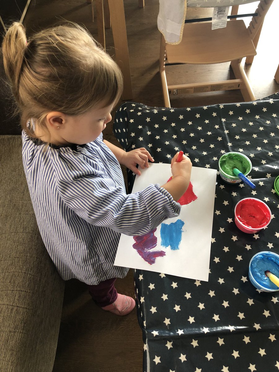 Alba8610's tweet photo. I per no perdre la rutina de P2 ens posem la bata i.... a pintar!!! #JEStGervasi #JEdesdecasa https://t.co/tgkcRFarkJ