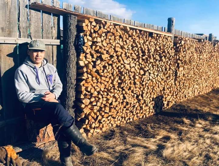 Гоё уйддаг юм бээээ энэ залуу 
Уйдахдаа хамаг түлээгээ бэлдчихсэн байна шд
Та нар ингэж уйдаач #гэнээ