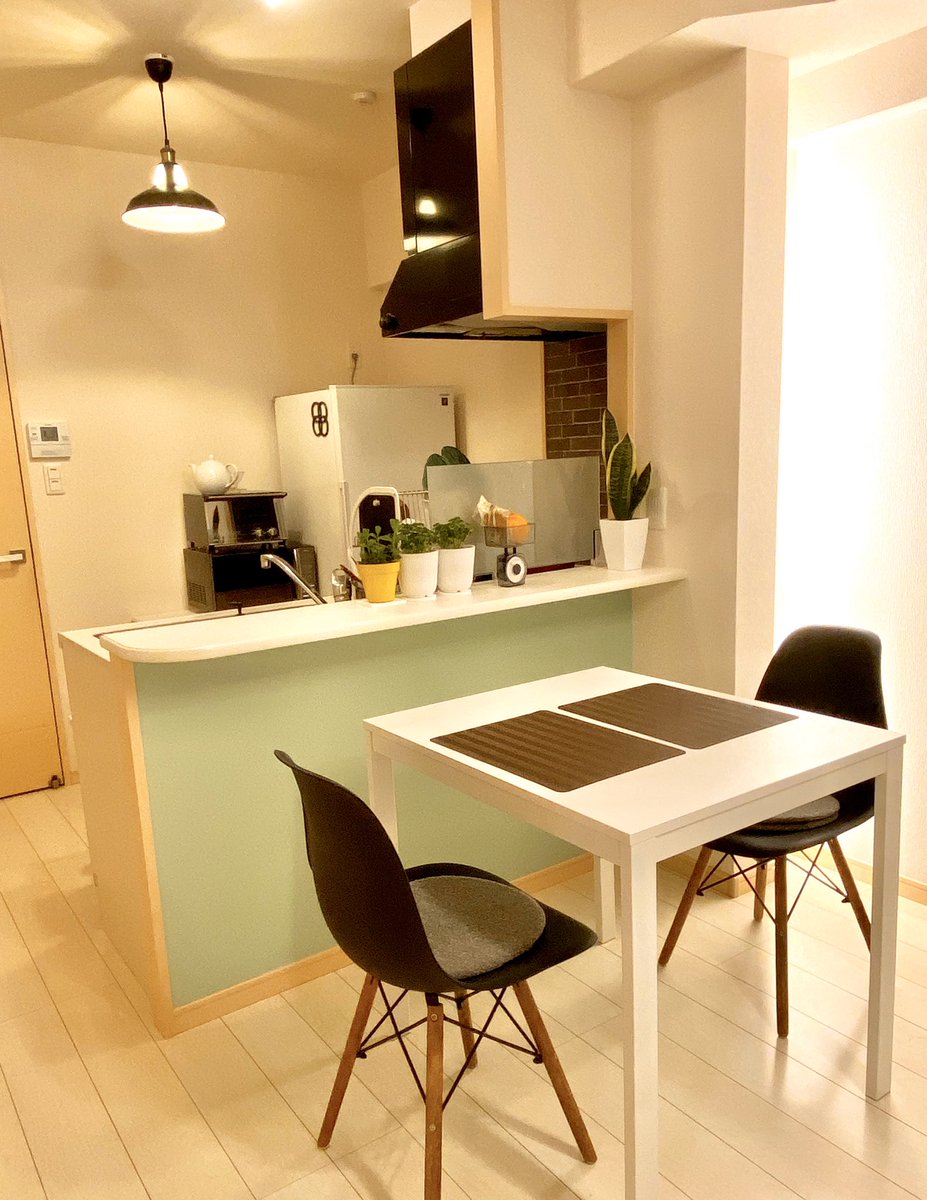 秋との子 カウンターの壁色も変えたよ スモーキーなペールグリーン こちらも賃貸okの剥がせる壁紙シート 少し厚みがある紙なので 素人でも細かい粗が目立ちにくいのがいいね はーーこの色 ホントに可愛くて満足至極 W やり切った感がある