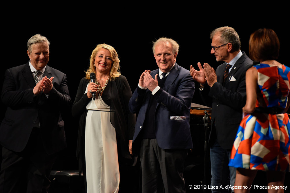 ertfvg's tweet photo. "Il #teatro si mobilita fra coraggio e speranza": Ilaria Mattiussi intervista il nostro direttore Renato Manzoni per Il Ponte | leggete l'intervista (π https://t.co/5DBW2a0ADV)per scoprire il dietro le quinte della #riprogrammazione! #fvgnonsiferma #fvglive #ERT50 https://t.co/nIFy0QQ49m