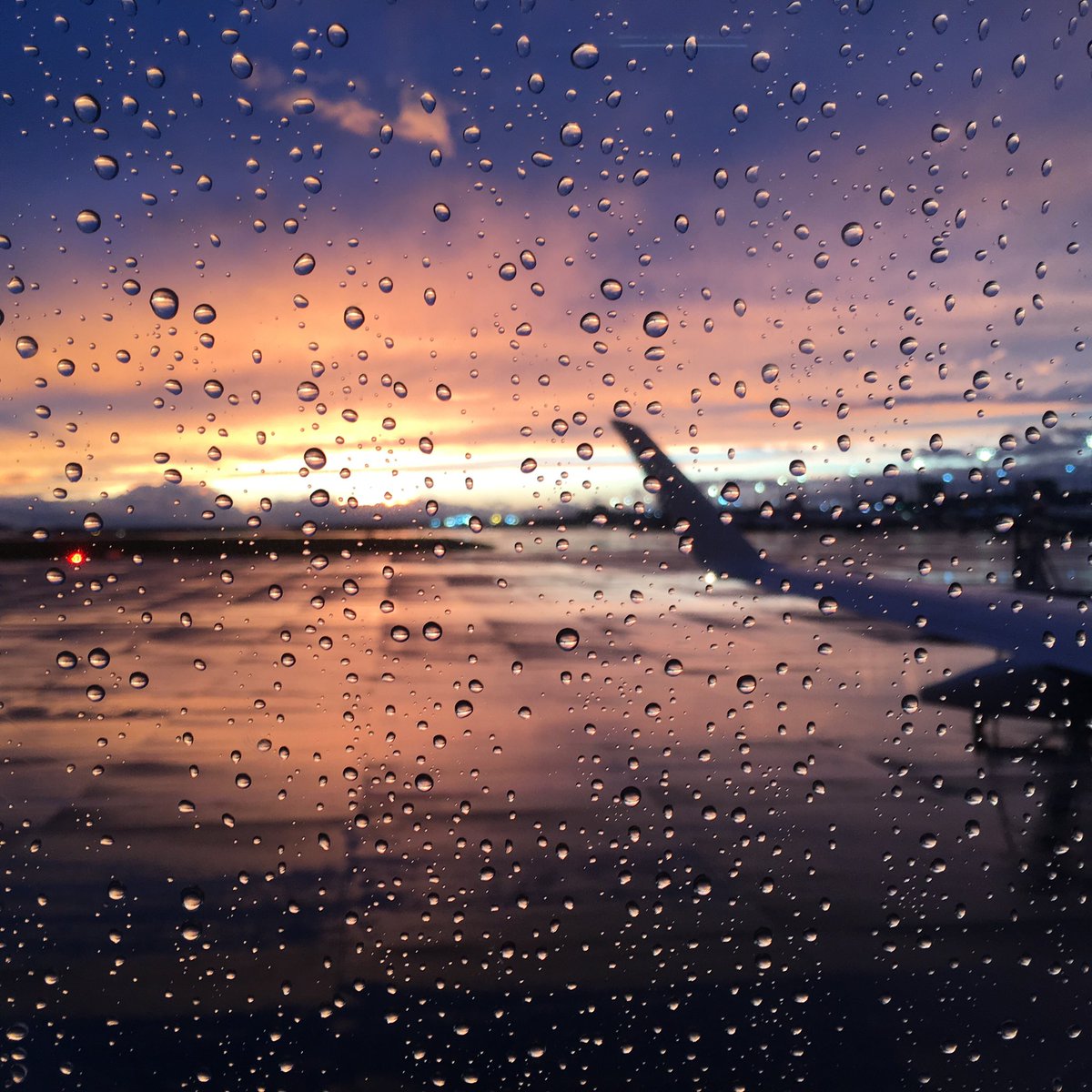 poganka1980's tweet photo. @georgiebingham Beautiful picture! In the spirit of sharing, here’s a therapeutic plane window photo of my own 🌅✈️ https://t.co/HbkjVdnIAK