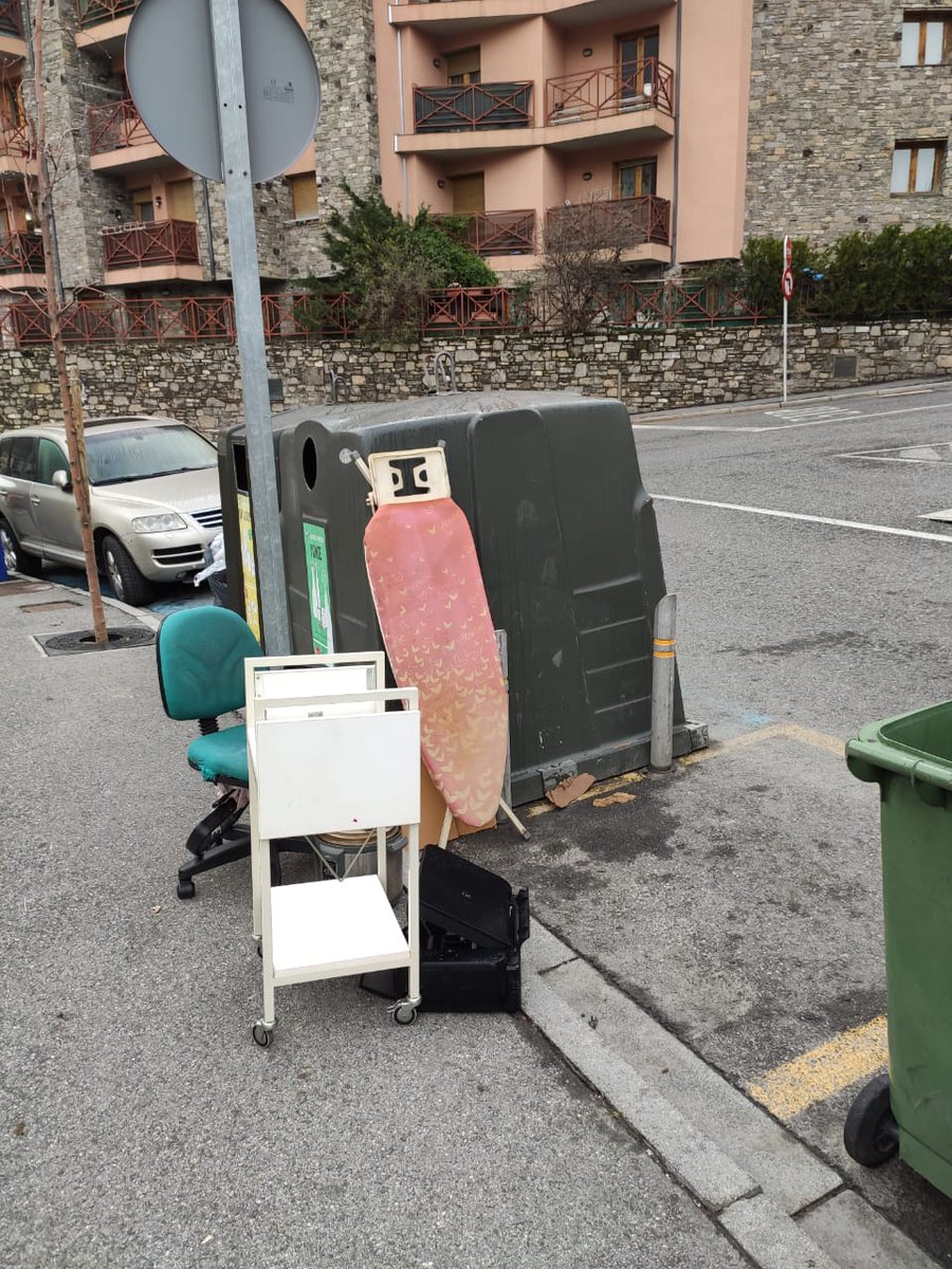 ComuEncamp's tweet photo. ❌Així no! L'emergència pel #coronavirus ens ha obligat a aturar temporalment la recollida de voluminosos, aquestes imatges són d'aquest matí. ☹️ Si us plau 🙏NO TRAIEU CAP TIPUS DE MOBILIARI per ser recollit fins a nou avís. Gràcies per la vostra col·laboració.  #joemquedoacasa https://t.co/bHvNoTp12F