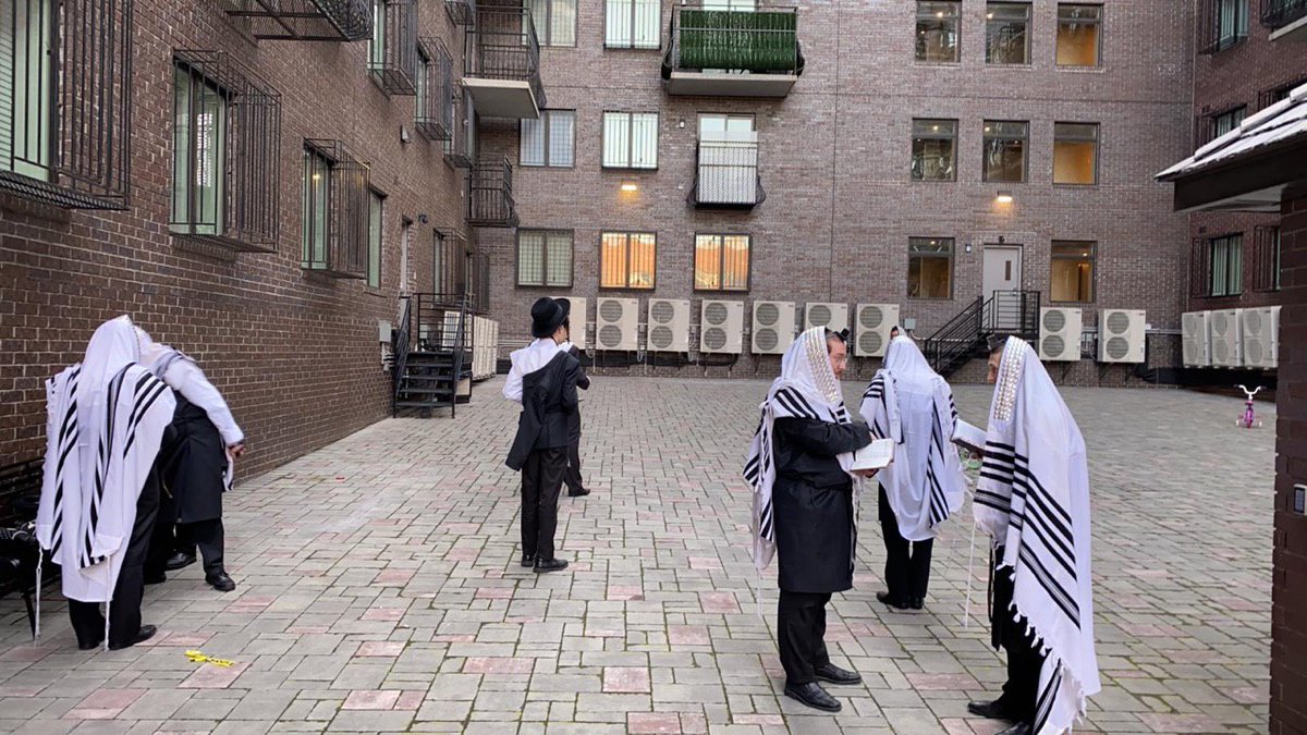 hasidic_1's tweet photo. מניני שחרית אין די וויליאמסבורגע גאסן https://t.co/0rVl51GZnx