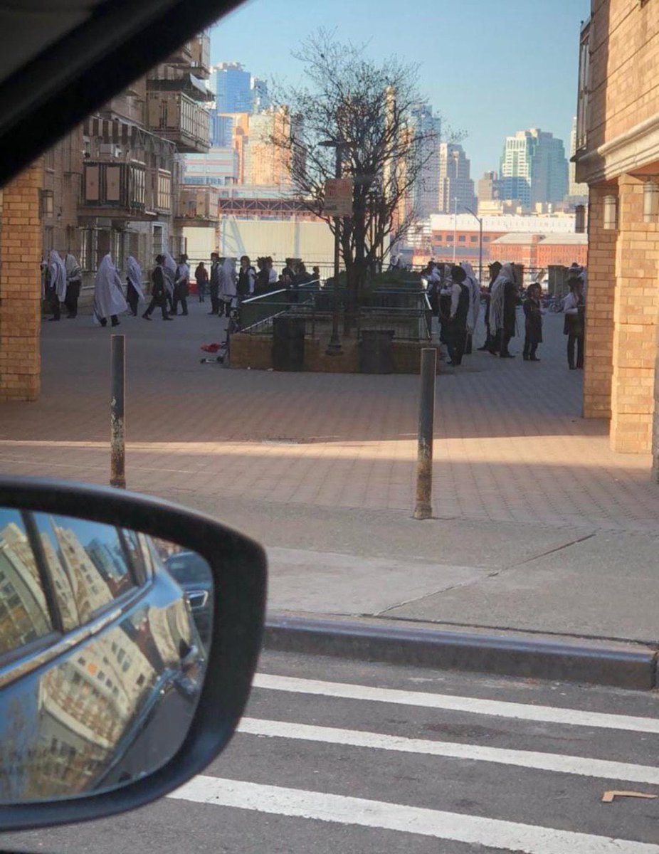 hasidic_1's tweet photo. מניני שחרית אין די וויליאמסבורגע גאסן https://t.co/0rVl51GZnx