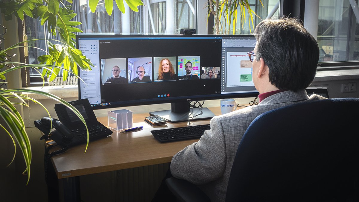 GISA_GmbH's tweet photo. Ein Großteil aller GISA-Kollegen befindet sich derzeit in Home- und Smart-Offices. Dank Skype und Video-Chat bleiben wir am Ball und leisten weiterhin ganze Teamarbeit. Wir schaffen das! #teamgisa #videochat #homeoffice #smartoffice #alwaysonline https://t.co/RJjfsuVfGo