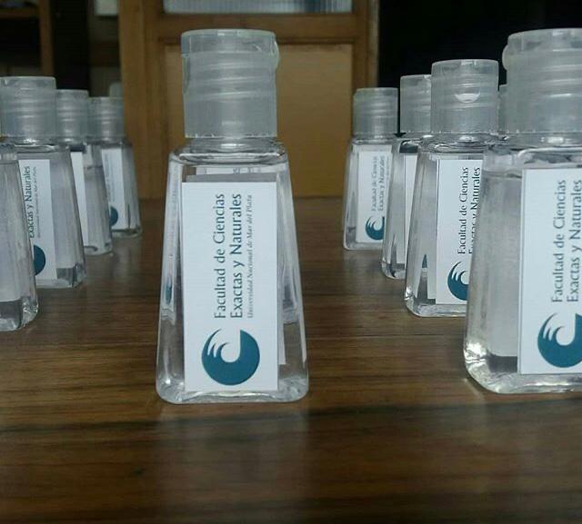 AntenucciDaniel's tweet image. Producción de alcohol sanitizante en la FCEyN
La Dra. Farm. Cristina Ramirez y el Lic. Valentin Brugnera, junto con un grupo de estudiantes de la UNMDP, realizaron la primera producción de alcohol sanitizante para proveer a la FCEyN. Próximo paso para toda la @unmdp