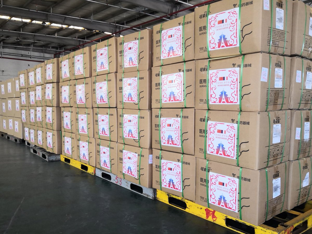 AmbassadeChine's tweet photo. Un lot de fournitures médicales accordé par la Chine à la France est arrivé aujourd’hui. Elles comprennent des masques de protection, des masques chirurgicaux, des combinaisons de protection et des gants médicaux. Unis nous vaincrons! #COVID19 https://t.co/KYMg9I5cA5