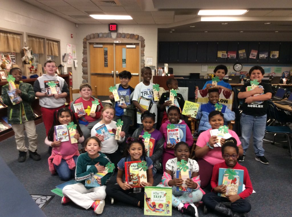 JessHarrelson7's tweet photo. A day late for St, Patrick’s Day...These Kids made shamrock bookmarks to help catch a Leprechaun! They included a Leprechaun’s favorite things...rainbows, gold, and glitter! I am missing these sweet smiles today!💚🍀💚🍀💚#HCSLibraryMedia#scetigers https://t.co/AZVDuT0ECc