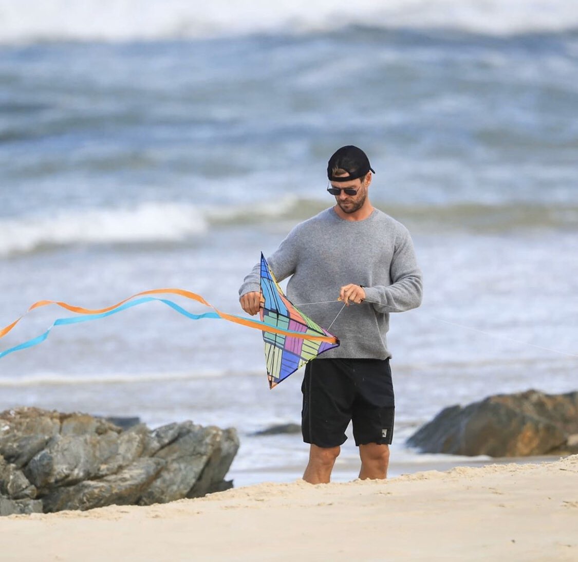 chemsienews's tweet photo. 📸 | Chris Hemsworth on Monday as he took his three children to the beach in Byron Bay https://t.co/IMmNhp71Oh