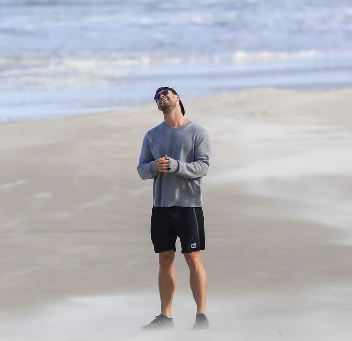 chemsienews's tweet photo. 📸 | Chris Hemsworth on Monday as he took his three children to the beach in Byron Bay https://t.co/IMmNhp71Oh