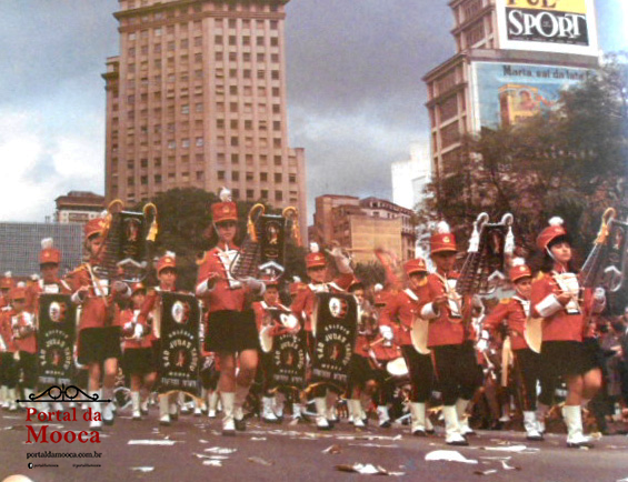 PortaldaMooca's tweet photo. Quem lembra da fanfarra do Colégio São Judas Tadeu, por diversas vezes campeã dos concursos de fanfarras promovidos pela TV Record, aqui desfilando no Vale do Anhangabaú em 1959.
#mooca #portaldamooca #csjt #fanfarras #amoamooca #principadodamooca #bairrodamooca #soudamooca https://t.co/a573ISvBzq