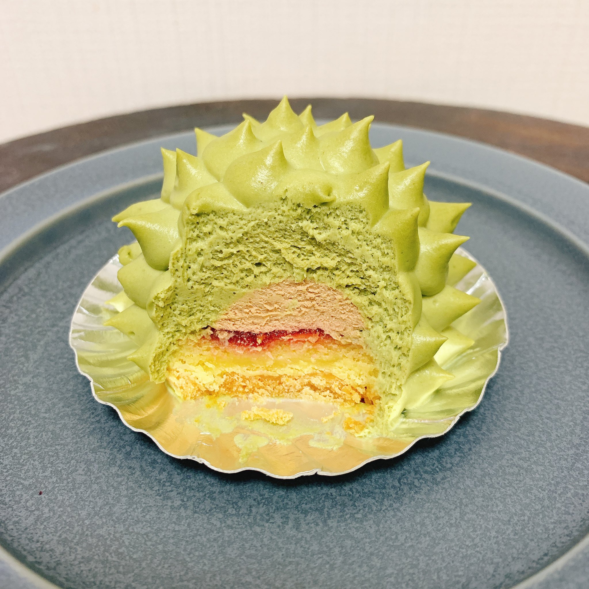 Yahchan 大阪の フジフランス でピスタチオとチョコレートムースのケーキを頂きました トゲトゲした見た目が特徴的で 中はフランボワーズが使われていて美味しかったです Cafe Cake 苺 いちご イチゴ ラズベリー 大阪カフェ カフェ カフェ