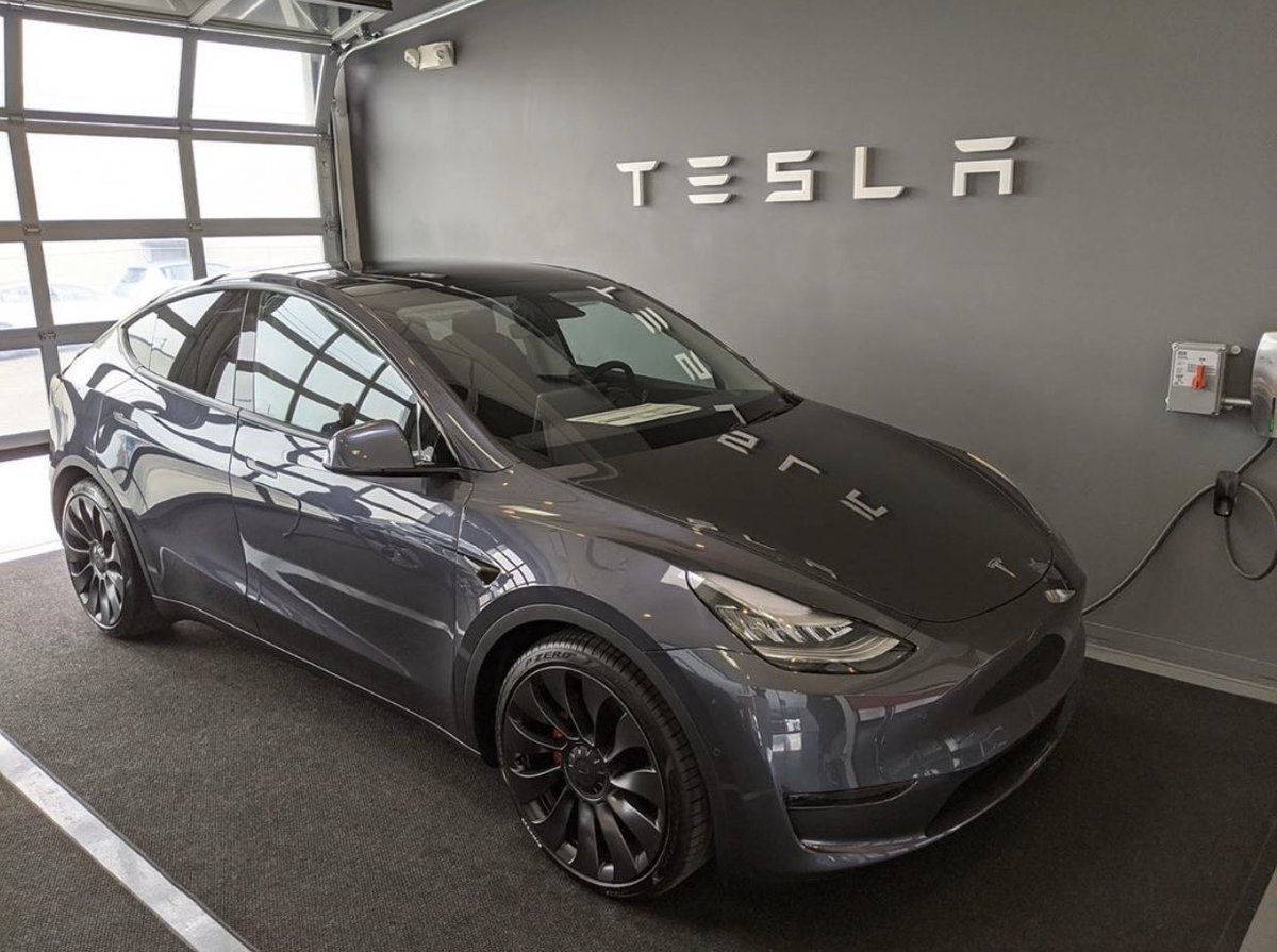 AnythingTesla's tweet photo. Another gorgeous performance Model Y ready for pickup! Follow for more. #tesla #modely #deliveries #midnightsilver #suv #crossover #midsize #evs #new (📸: Silversmith via TMC) https://t.co/4ecUKPr8jy