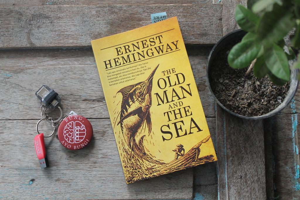 warkopcokelat's tweet photo. The Old Man And The Sea
Penerjemah :Deera Army Pramana
Ketebalan :164 hlm | Bookpaper
Dimensi :11,5 x 18,5 cm | Softcover
Bahasa :Indonesia
Penerbit:Narasi
Penulis:Ernest Hemingway
Berat :300 gram
Harga Rp.45.000
#theoldmanandthesea
#samironobook
#IndependentOnlineBookstore https://t.co/PdWDLSViOQ