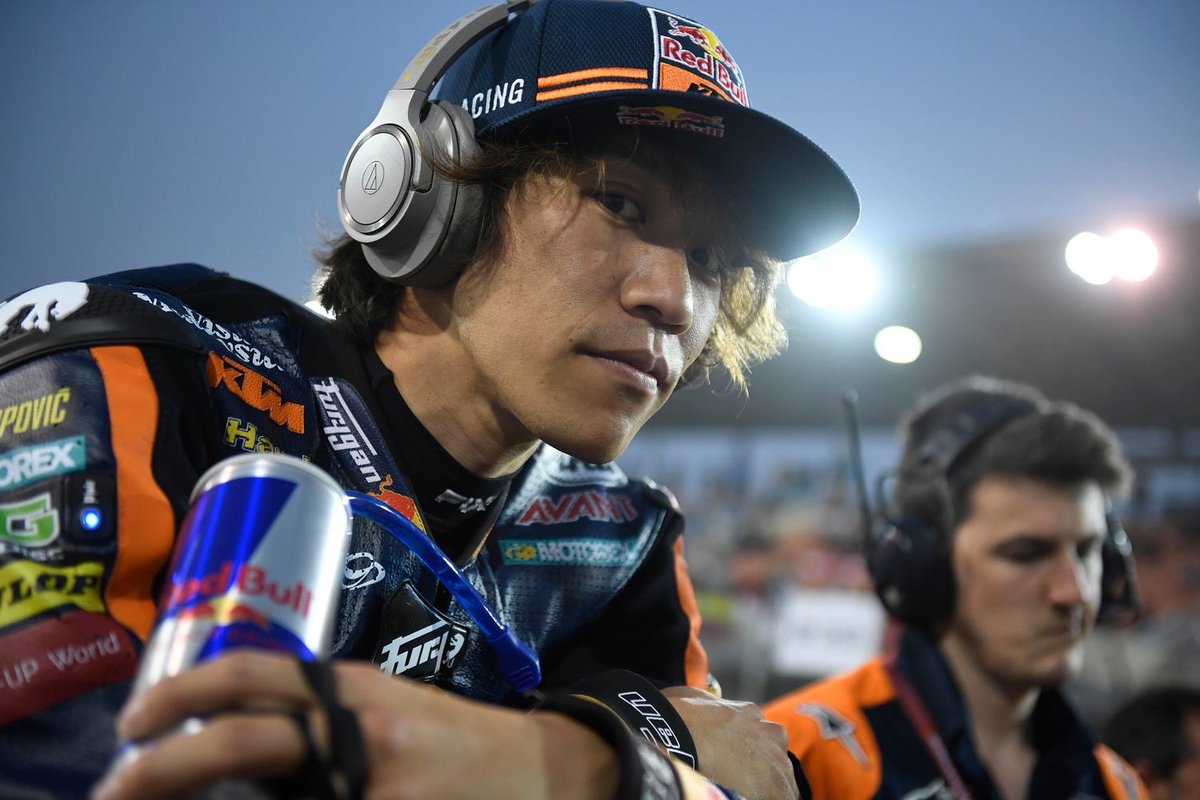 Lo consiguió! Muchísimas felicidades al pilotazo @tetsutanagashima y su equipo @redbull_ktm_ajo por su victoria en el #2020Moto2 #QatarGP después de una #Masterclass durante la carrera inaugural. Buen trabajo #TN45!! 🤟🏻🤩🔝
.
. 
#RaceProven #Moto2
Fotos: @redbull_ktm_ajo