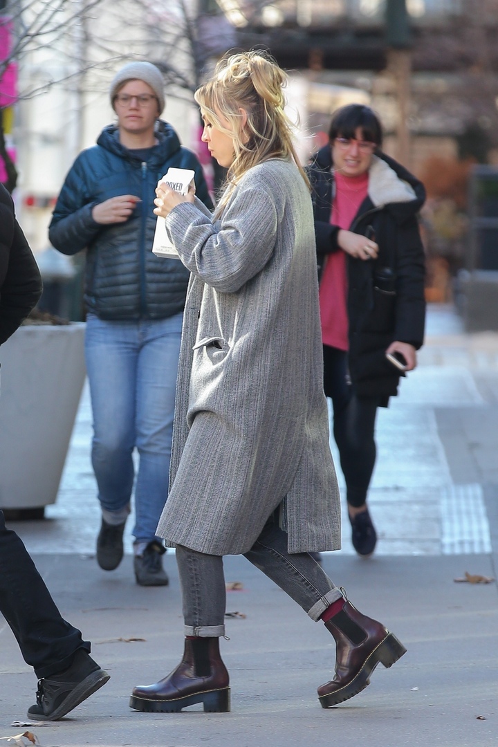 charmed_fr's tweet photo. #CANDID : #KaleyCuoco quittant son hôtel à New-York ce 04 Mars. https://t.co/KKMUHU1LSM