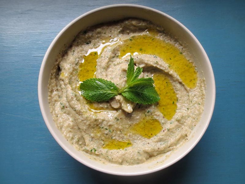 gillespudlowski's tweet photo. Ce midi, on fait poulet rôti au fenouil, clémentine et #arak comme #yotamottolenghi @ottolenghi avec le #houmous et le #moutabal comme chez @al_ajami_restaurant : la paix à table ! #israelikitchen #cuisinelibanaise https://t.co/ScQLWk06AD
