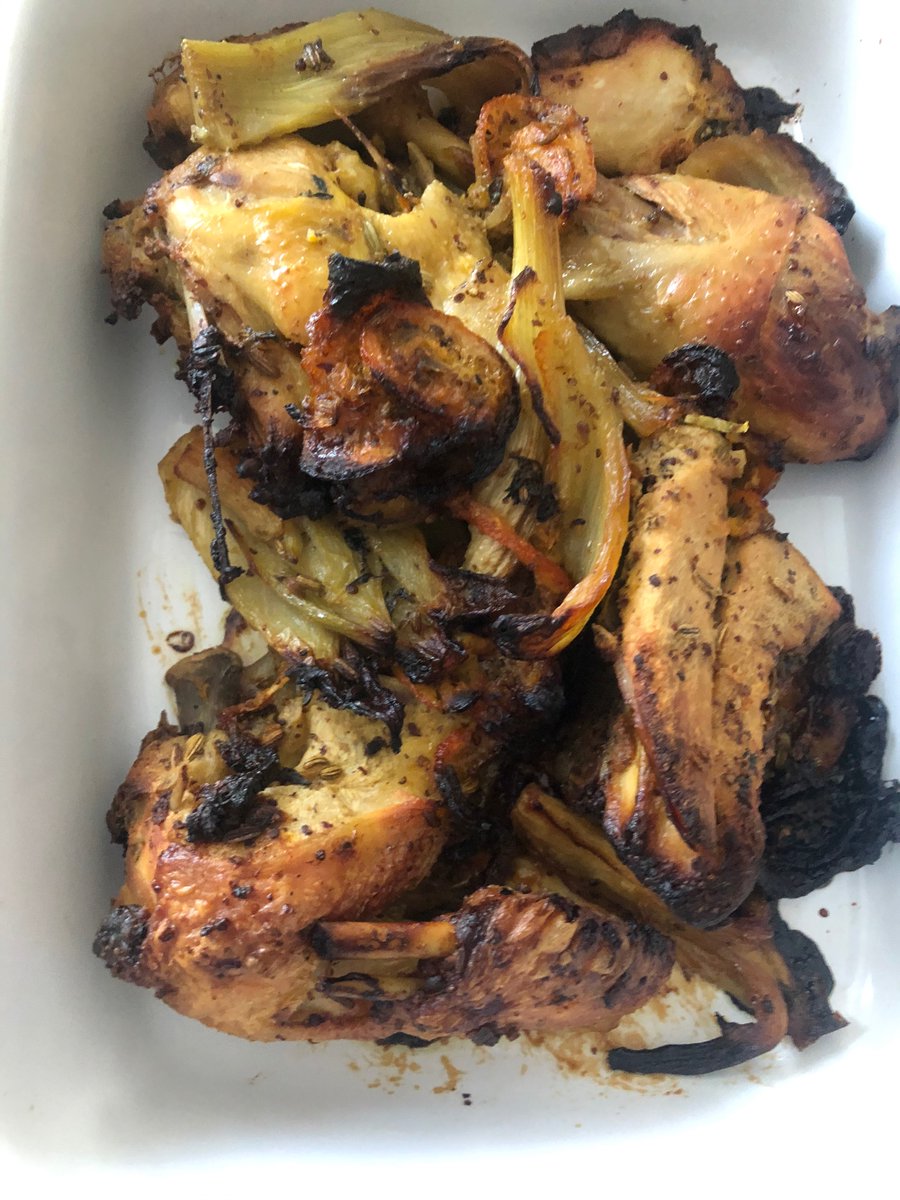 gillespudlowski's tweet photo. Ce midi, on fait poulet rôti au fenouil, clémentine et #arak comme #yotamottolenghi @ottolenghi avec le #houmous et le #moutabal comme chez @al_ajami_restaurant : la paix à table ! #israelikitchen #cuisinelibanaise https://t.co/ScQLWk06AD