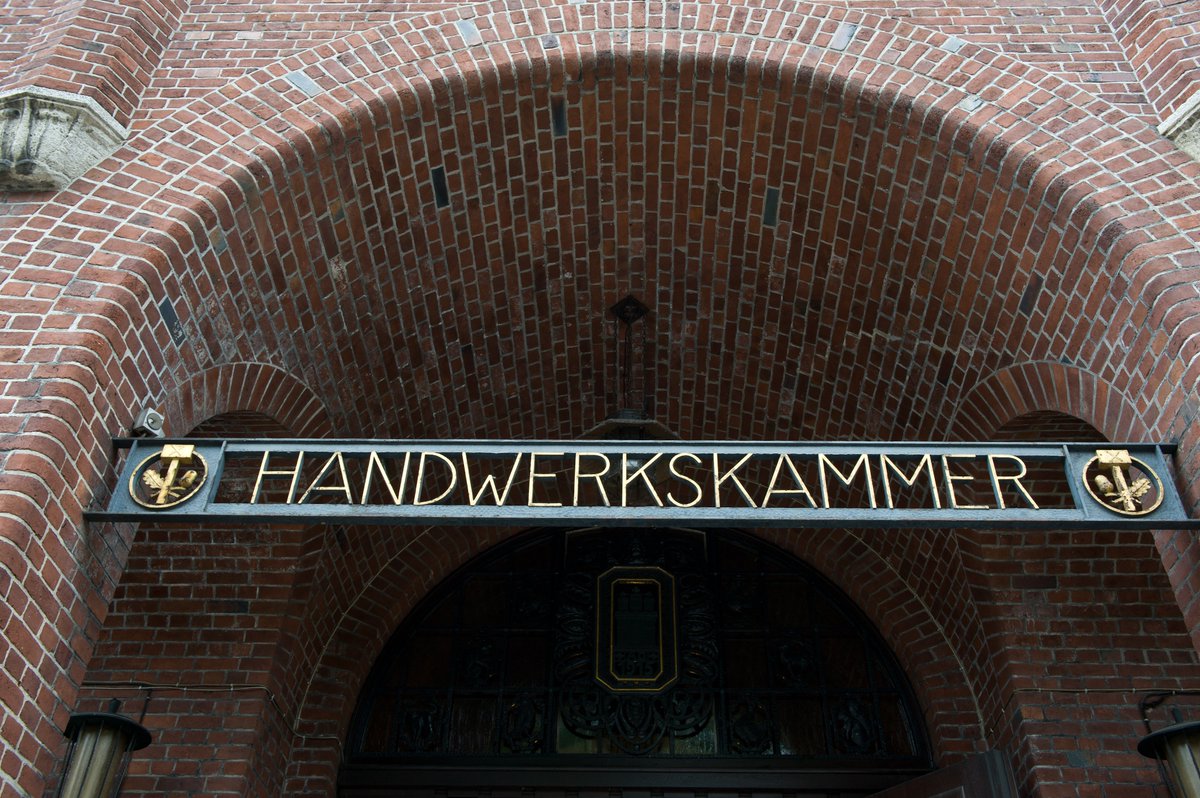 HWK_Hamburg's tweet photo. Wir sind für alle Anliegen erreichbar, auch wenn die Tür zu ist! Aufgrund der Corona-Pandemie sehen wir uns gezwungen, das Kammergebäude am #Holstenwall & den @Elbcampus ab morgen für die Öffentlichkeit zu schließen. Unter Tel. 35905-0 bleiben wir ansprechbar! 📞📩 #coronavirusHH https://t.co/ipOpALTqS6