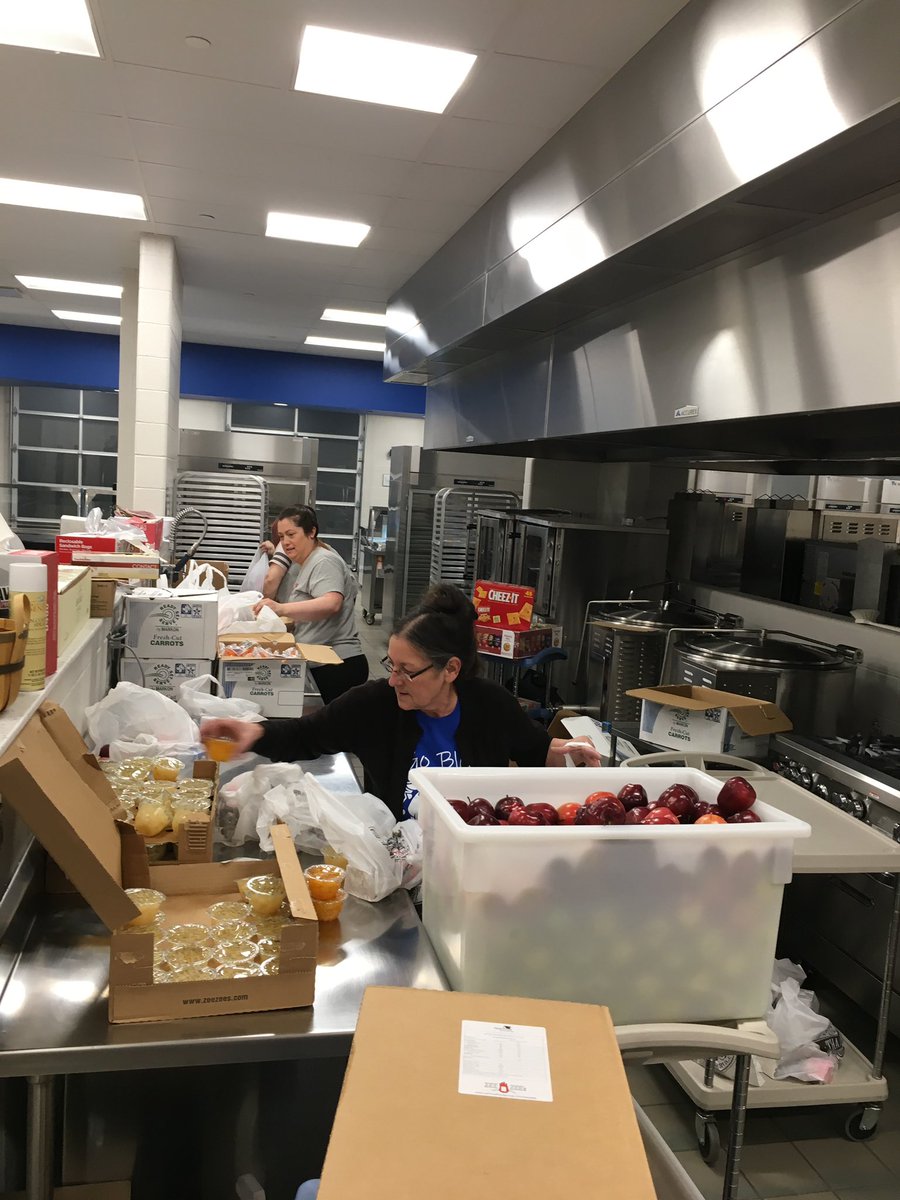 BulldogsBoss's tweet photo. Dedicated to their students..our lunch ladies rock! https://t.co/0JJbHF8TyW