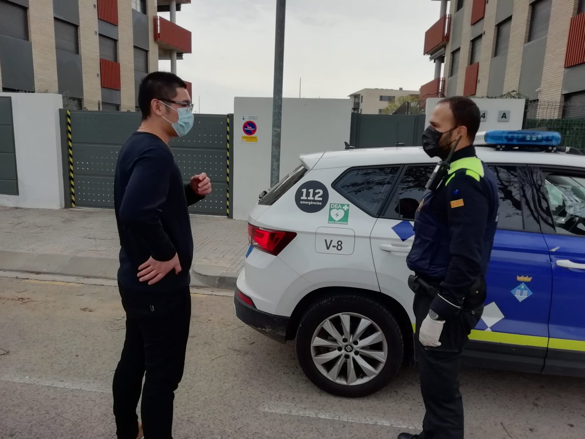 AjTorredembarra's tweet photo. Agraïm la solidaritat del responsable d’un basar de #Torredembarra per la donació de material (mascaretes, gel desinfectant, guants) a la #PoliciaLocal.

#Torredembarra #Coronavirus #COVID19 #JoEmQuedoACasa #QuedatACasa https://t.co/6ax4bVlRAi