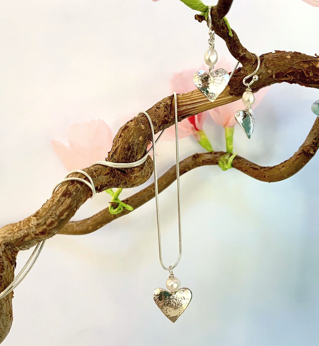 Share the love ♥️ <a href="/MilsomPlace/">Milsom Place</a> <a href="/bathindiechat/">Bath Indie Chat</a> #mothersdaygift #mothersday #silverandpearls #shoplocal