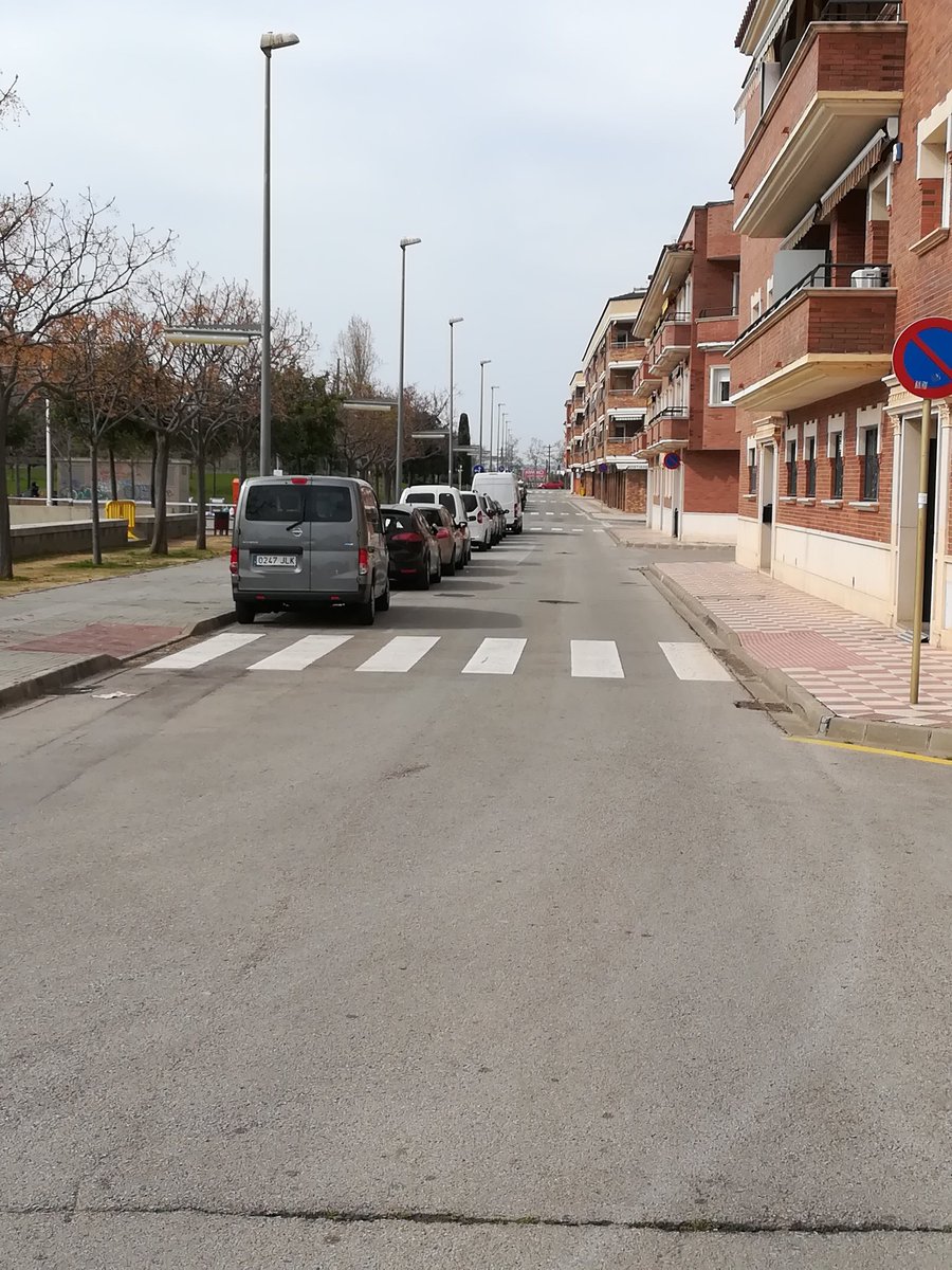 PoliciaMalgrat's tweet photo. Gent que surt a passejar, dues persones que condueixen un gos... Són algunes de les 5 conductes que hem denunciat aquest matí. Respecteu les mesures de confinament. Tot i així la imatge de la majoria dels nostres carrers és aquesta: https://t.co/H0OtCNiyLl