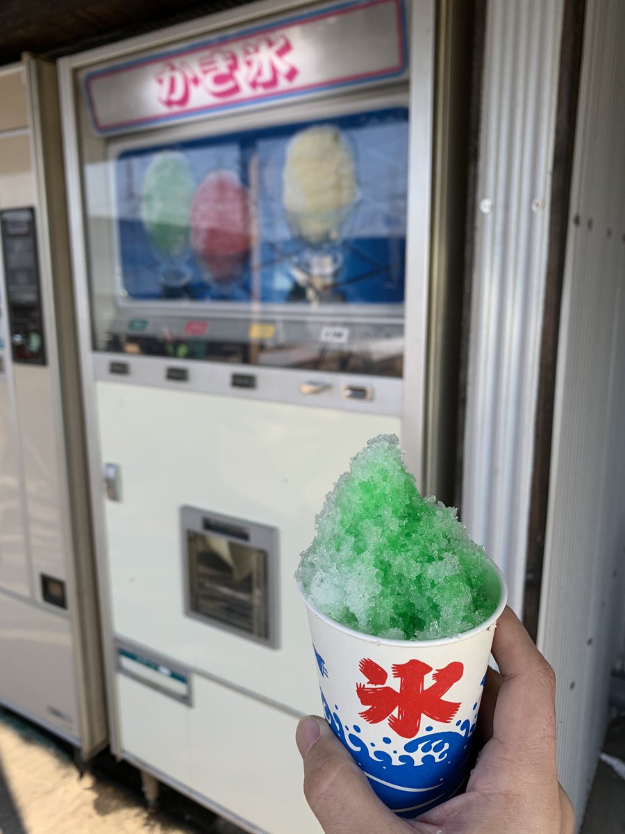 中古タイヤ市場。既に数日前から稼働を開始していたみそ汁自販機