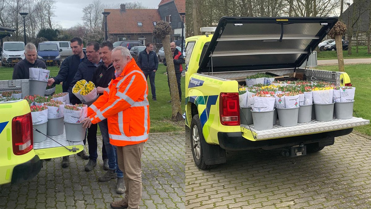 Tulpenbroeiers, onze medewerkers van <a href="/FlevoWegen/">FlevoWegen</a> en gedeputeerde <a href="/JopFackeldey/">Jop Fackeldey</a> brachten vandaag persoonlijk tulpenboeketten rond in #Flevoland. Met deze #tulpen zetten we medewerkers uit de Flevolandse zorg in het zonnetje: bit.ly/38ZQ4xV ☀