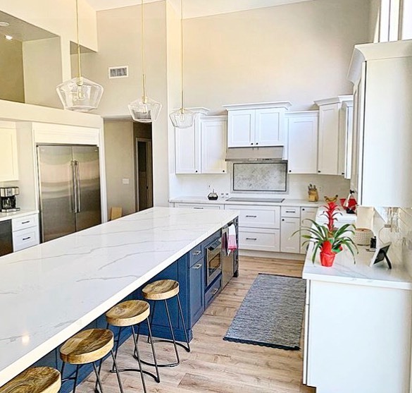 SOLLiDCabinetry's tweet photo. We love a good navy & white kitchen, and we’re forever obsessed with this this one! 💙
Designer: @blissfulinteriors_bybecky
Build: @trinityhomesaz and @phoenix_cabinet_co
Shown: Shaker White and Sundance Naval .
.
#sollid #sollidcabinetry #kitchende… https://t.co/iEv6AleKsn https://t.co/UJfh0960Em