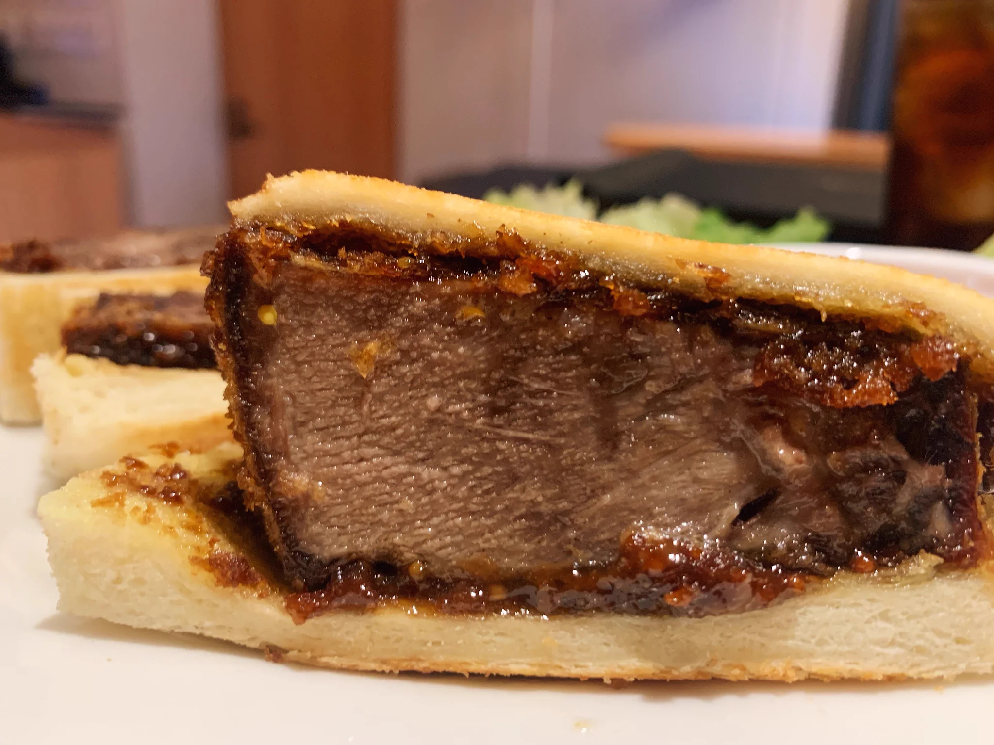 肉汁が口の中で溢れてくる！？牛タン専門店の「牛たんカツサンド」！