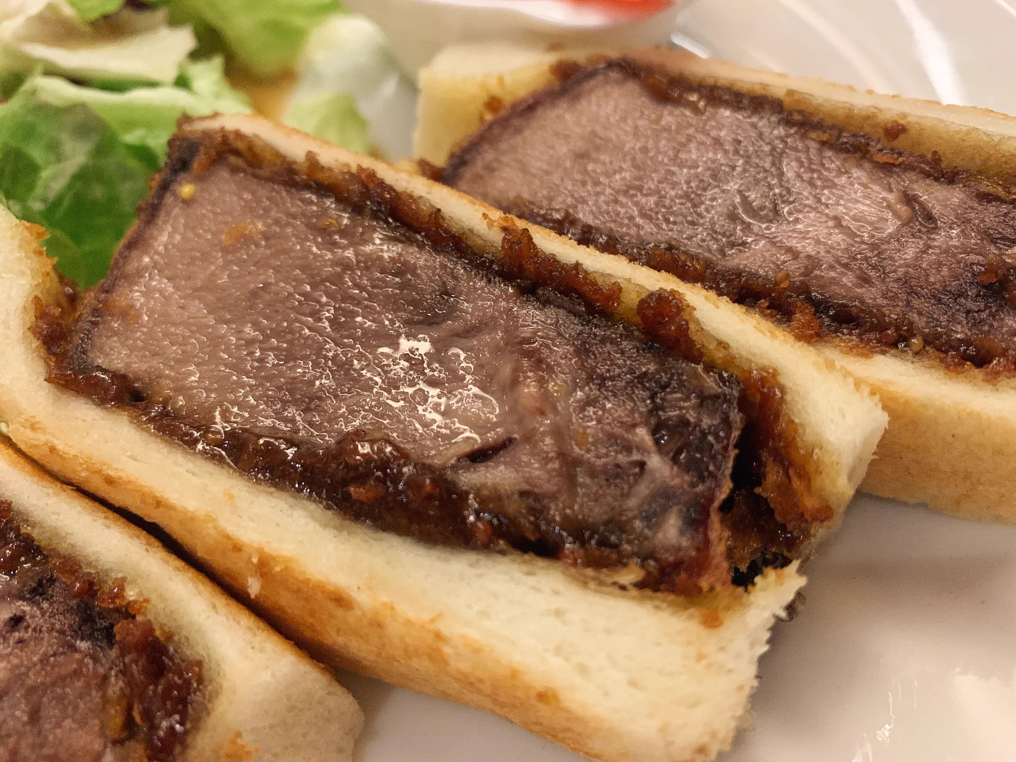 肉汁が口の中で溢れてくる！？牛タン専門店の「牛たんカツサンド」！