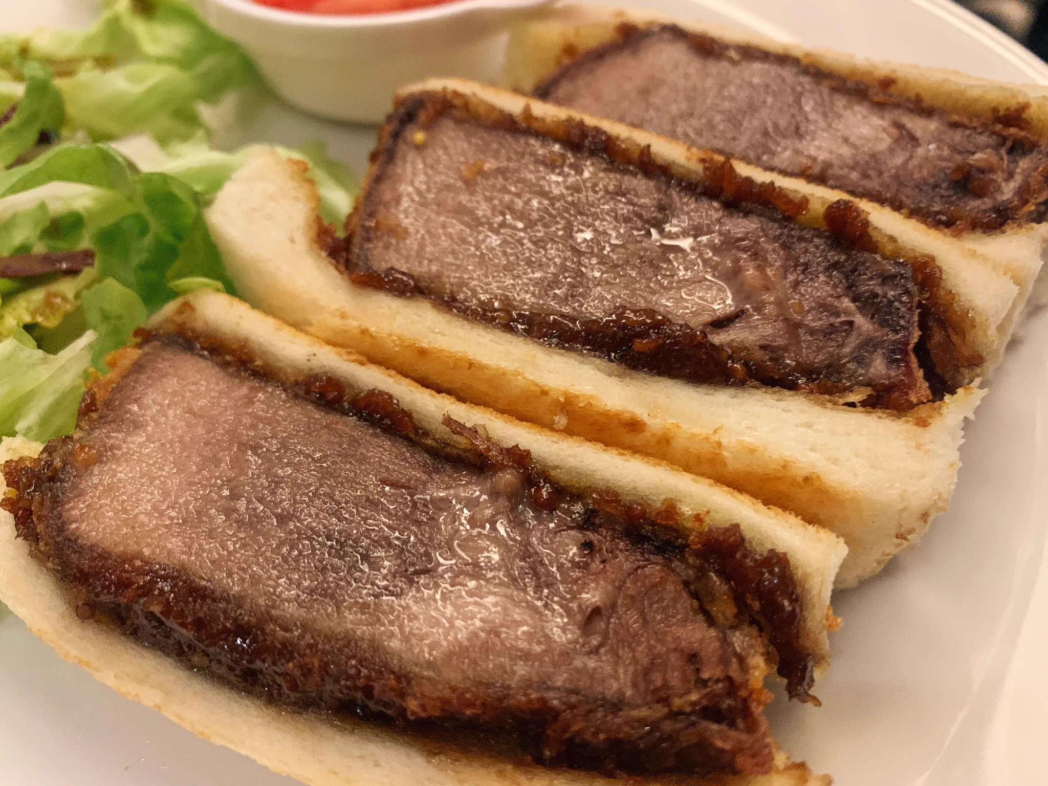 肉汁が口の中で溢れてくる！？牛タン専門店の「牛たんカツサンド」！