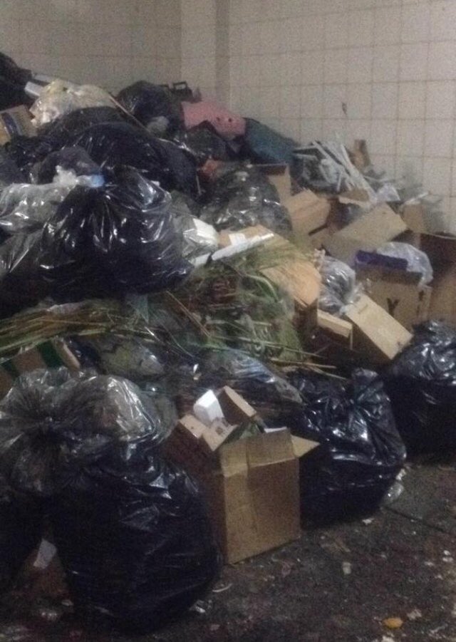 Fedecomercio's tweet photo. Queremos denunciar que la @AlcaldiaBaruta asi como @darwingonzalezp y @DavidUzcategui se niegan a recoger la basura del sector comercio y Centros Comerciales del municipio si no están solventes con el pago. Siendo ellos los responsables. Evitemos que la situación empeore. https://t.co/MOM7bdRaHS