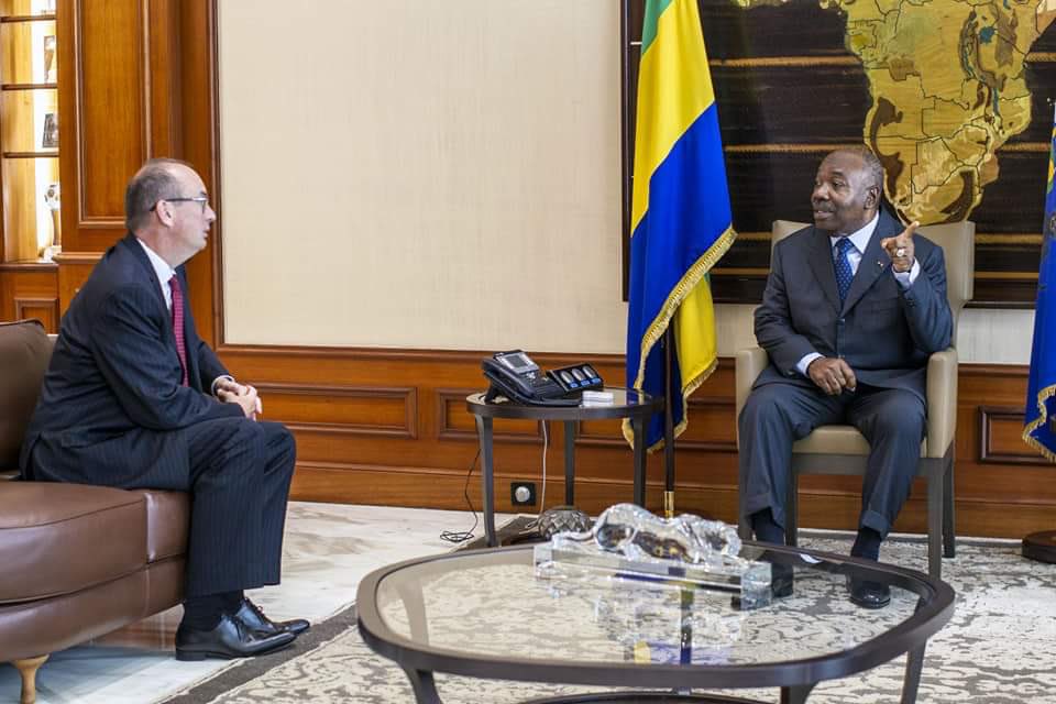 Le Président de la République, S.E. Ali Bongo Ondimba, s'est entretenu, ce jour au Palais Rénovation, avec l'Ambassadeur de la Fédération de Russie, S.E.M. Dmitry Kourakov.
Occasion pour ce dernier de faire ses civilités au terme de sa mission en République  Gabonaise.