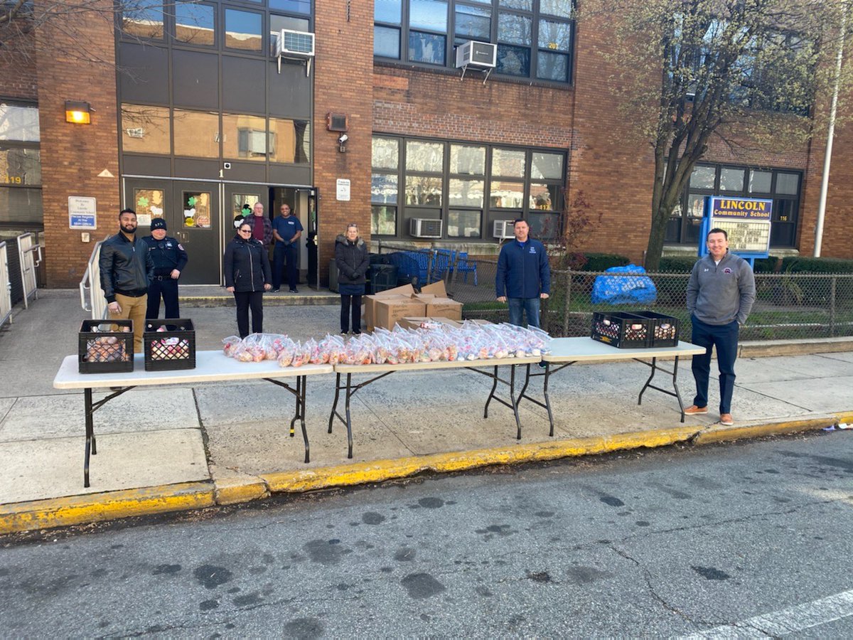 BayonneBOE's tweet photo. District Quick Grab N' Go Meals are happening now until noon at all schools.  Special thanks to Superintendent Niesz, Asst. Superintendent Kopacz, our administrators &amp; awesome staff for their assistance! https://t.co/jabjTGzn2c