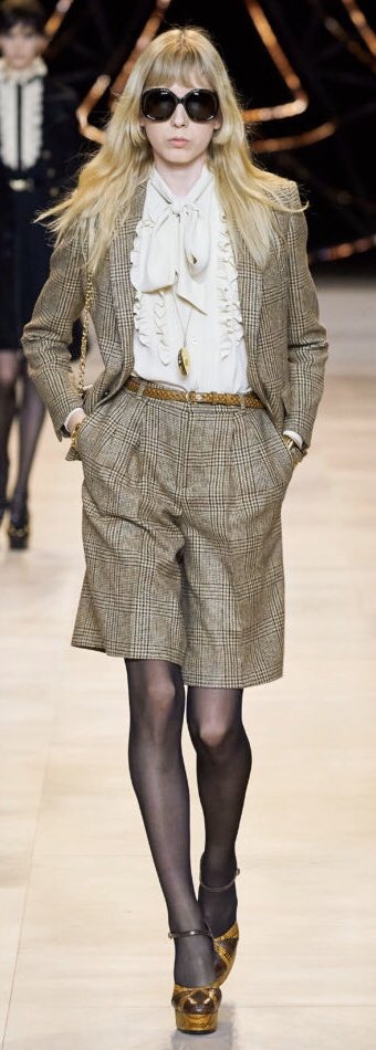 ceeyline's tweet photo. Sur insta ils ont tous voté Non à ce tailleur bermuda de chez #Celine les mots me manquent je trouve ça frais moi 😐 https://t.co/TIiz0xs9l2