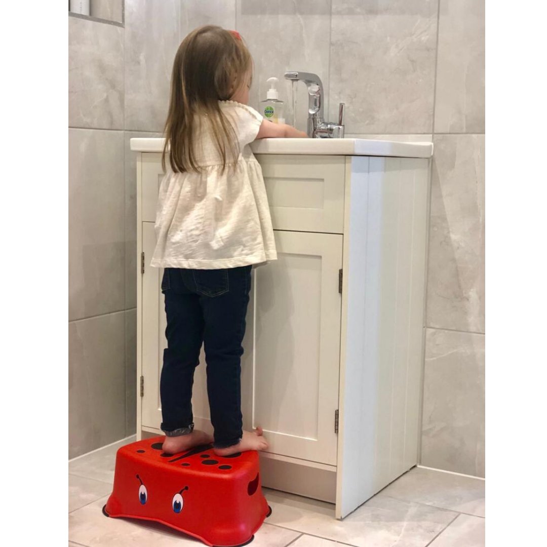 Steps stools are important to have in the house at this moment in time if your little ones can't reach the sink on their own. Step Stools give your child the independence to wash their hands more frequently! 💧
#washinghands #hygiene #toddler #parentingtips