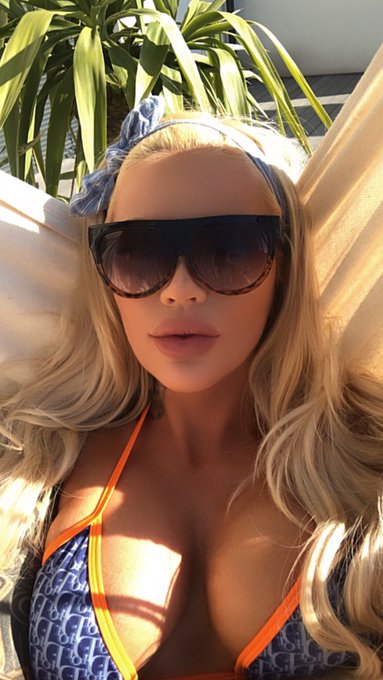 Laying in the sun relaxing, while you spend on me 💅🏼 https://t.co/9U3BoBtWaX