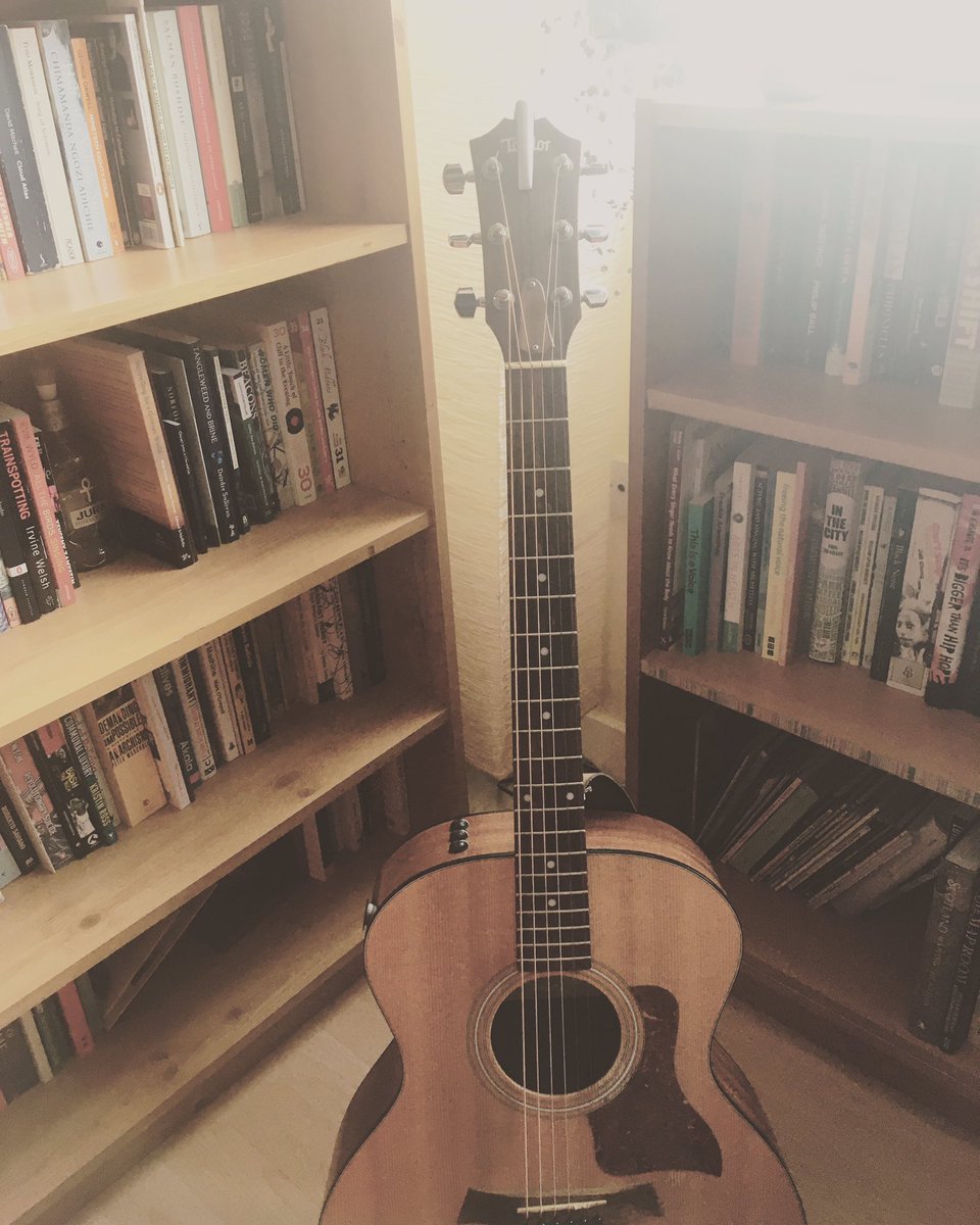 Pals! I’m live streaming a little post-work time gig 5.30-6pm from my FB page today. I’m not great on using the internet/tech as a rule, so it’s an experiment, but do join me if you can! 😊🎶