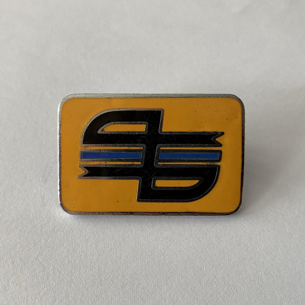 I’m a big fan of little things of mundane beauty - in this thread I celebrate the badges worn by staff of the six English PTEs which ran the buses (and sometimes trains) in the non-London Metropolitan counties between 1969-74 (various start dates) and 86. First up, Tyne and Wear: