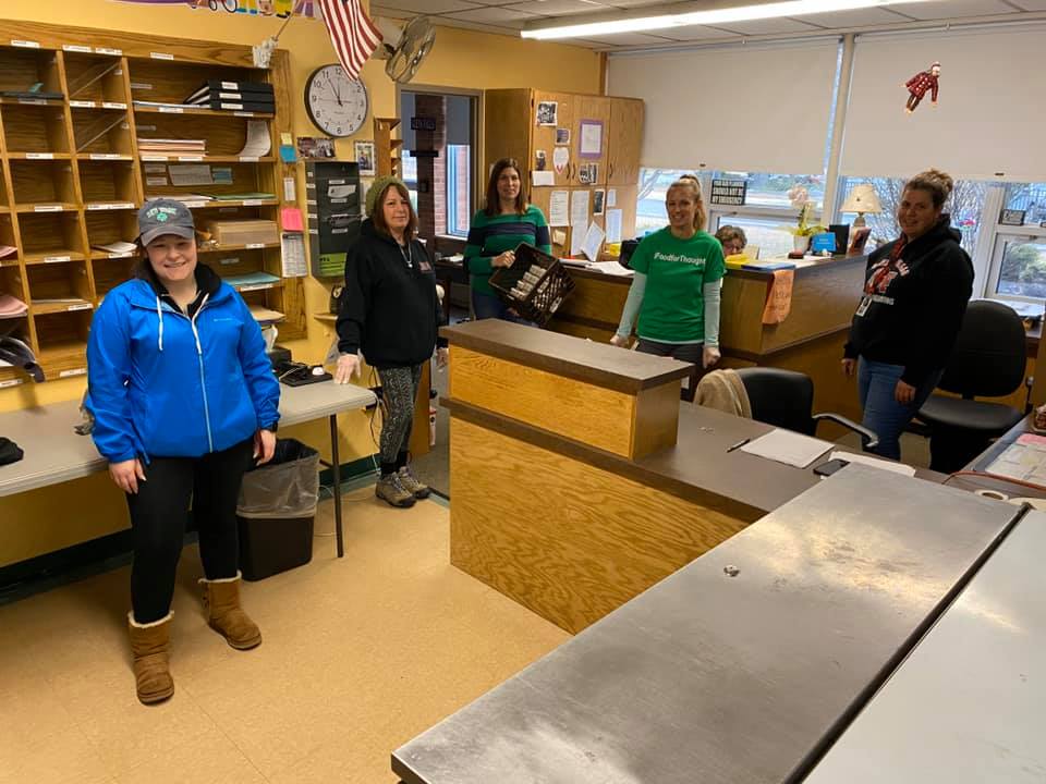 GlensFallsCSD's tweet photo. Grab-and-Go lunch/breakfast combo meals are available for pickup each weekday from 11:30 AM to 1 PM at the High School, Big Cross, Jackson Heights, and Kensington. EVERY GFSD student gets meals, free/reduced or not!! 🥪🍓🥛 https://t.co/UUZCAZ7rwi